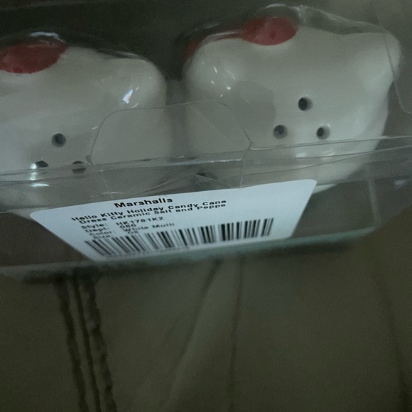 Hello Kitty Ceramic Salt & Pepper Shaker Set - Red and Green - Picture 2 of 2